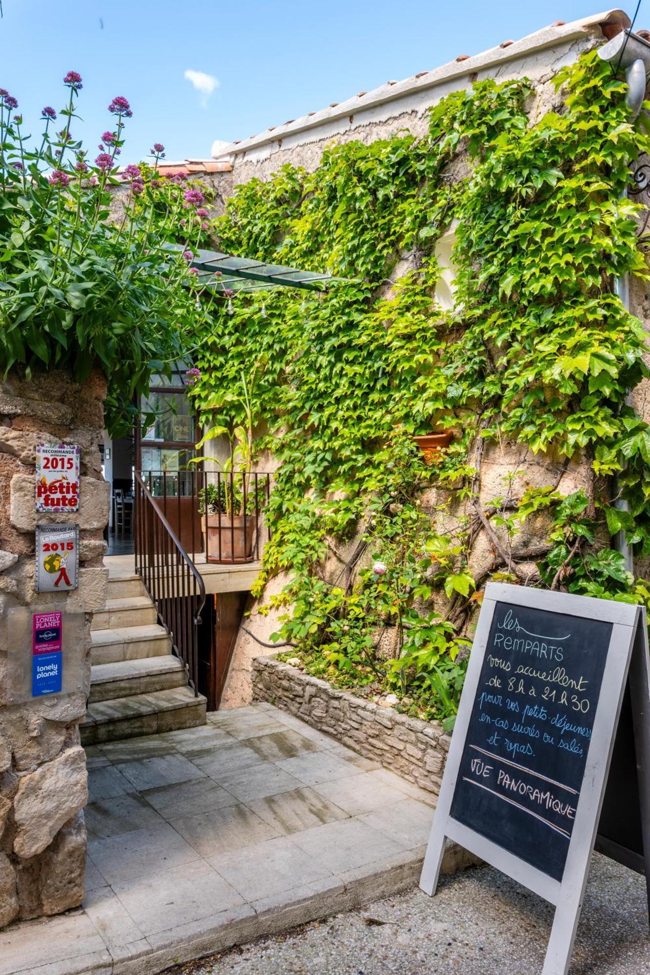 Hotel Restaurant Les Remparts Venasque Kültér fotó