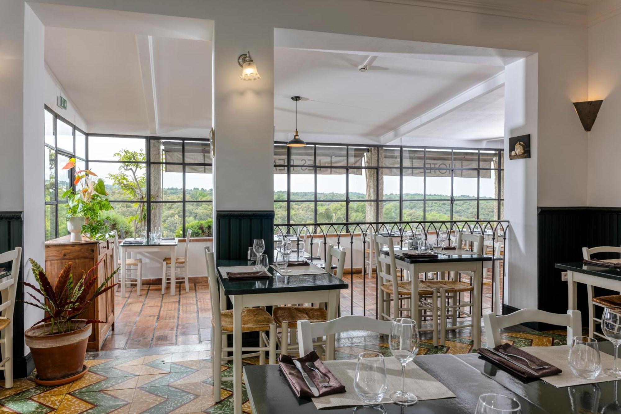 Hotel Restaurant Les Remparts Venasque Kültér fotó