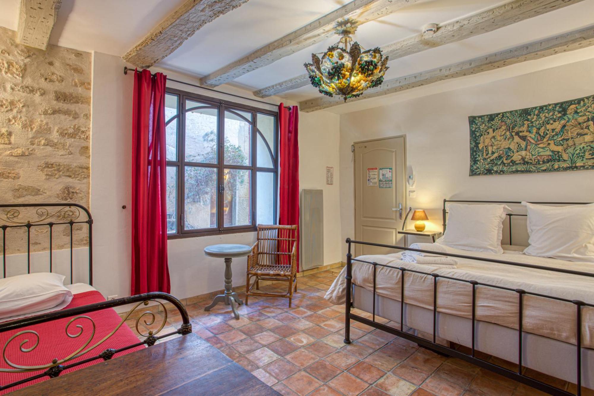 Hotel Restaurant Les Remparts Venasque Kültér fotó